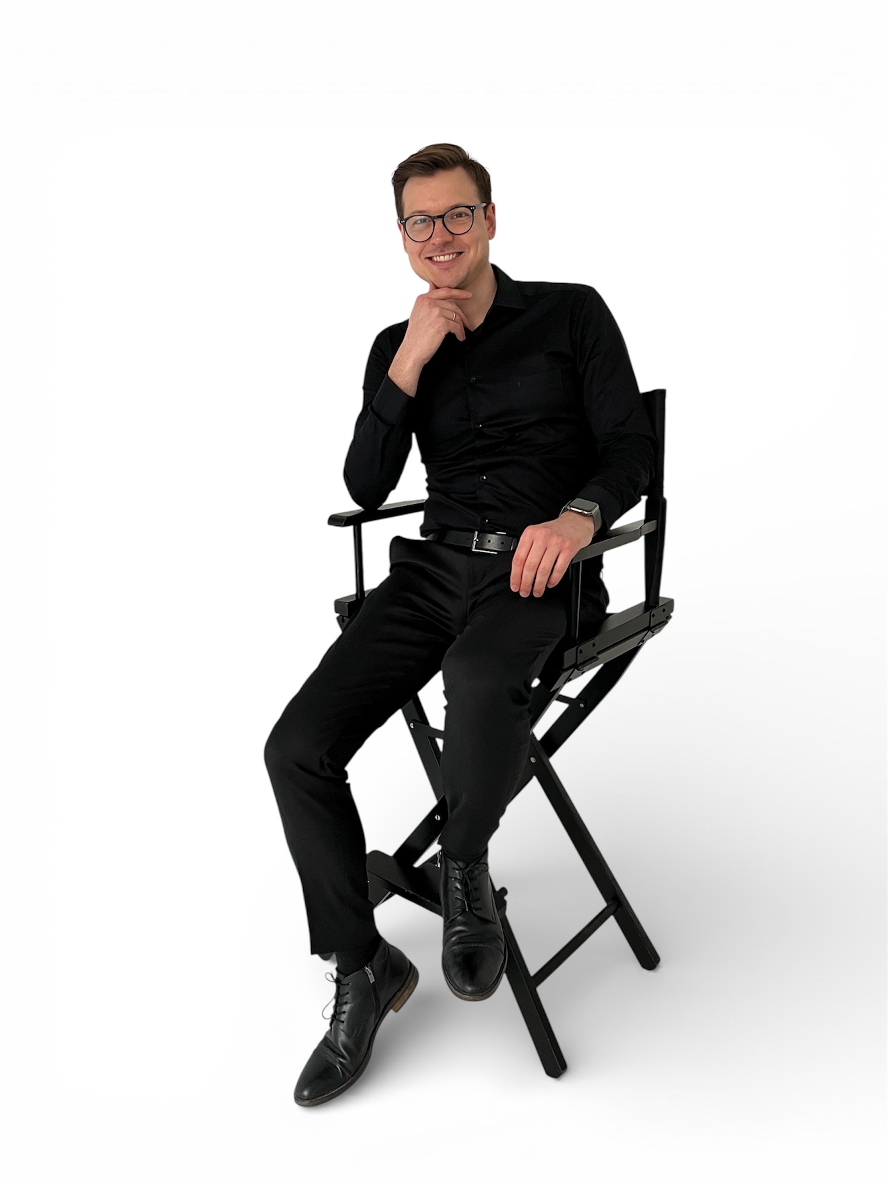 Dr Michał Bartos siedzący na krześle