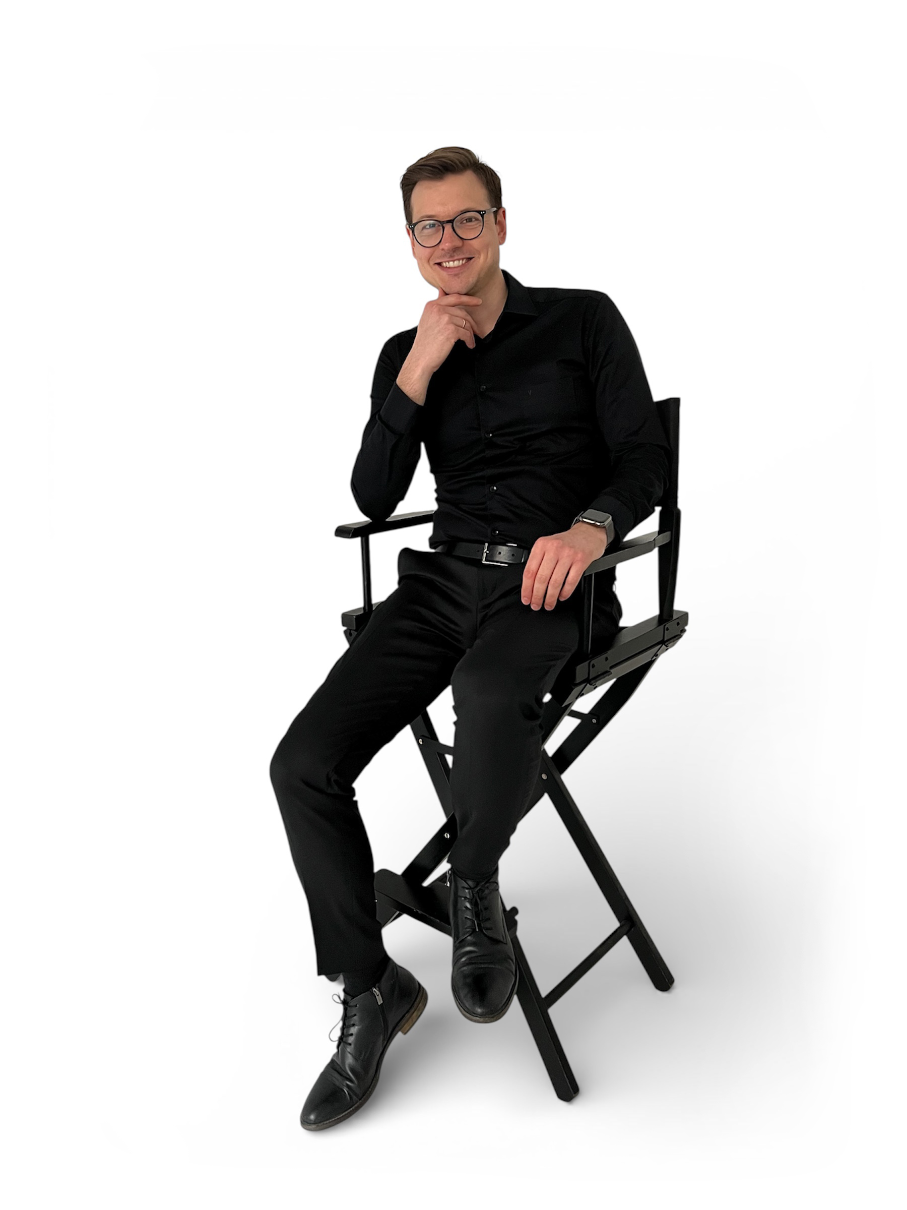 Dr Michał Bartos siedzący na krześle